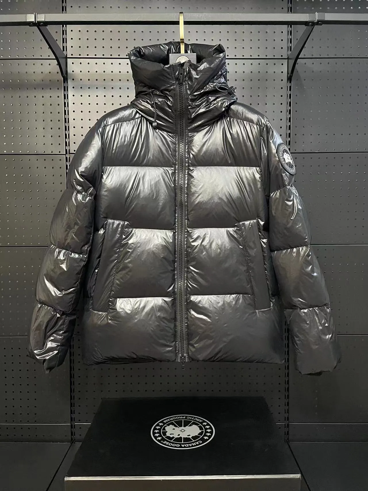 P780 Black Black Label Top Version 𝘾𝘼𝙉𝘼𝘿𝘼 𝙂𝙊𝙊𝙎𝙀/Canada Goose 2023 Limited New Crofton Puff Down Jacket Pure Guangzhou Inspection 95 White Duck Down Filling‼  Top version, ceiling level‼ Crofton soft bread, the latest style in 2023, has a cold protection effect of up to level 4. It is made of recycled Feather-Light tear-resistant fabric. It is ultra-light and has no weight on the upper body at all! The unique black label highlights your temperament‼  Canada Goose, a Canadian brand, has always been recognized as the warmest down jacket. Various Instagram celebrities, Internet celebrities, and celebrities often wear it for street photos. I do Canada Goose every year, but I still can’t get rid of my love for geese. No matter how cold the winter is, there is no need to be afraid, because there are geese! Filled with 80% white duck down, Canada Goose is the legendary warmest down jacket and is known as a must-have for Arctic outdoor sports! The most popular down jacket in the world, celebrities are rushing to buy it, it is a must-have! Same style for men and women Size: S-XXL